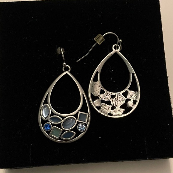Elegant Silver and Blue Teardrop Fashion Earrings. EUC 1.5 in - Picture 2 of 5